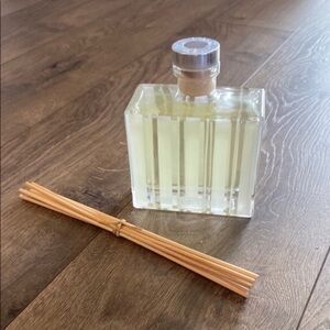 Nest New York Grapefruit Reed
Diffuser Full size 5.9 Oz New Sealed
No Box